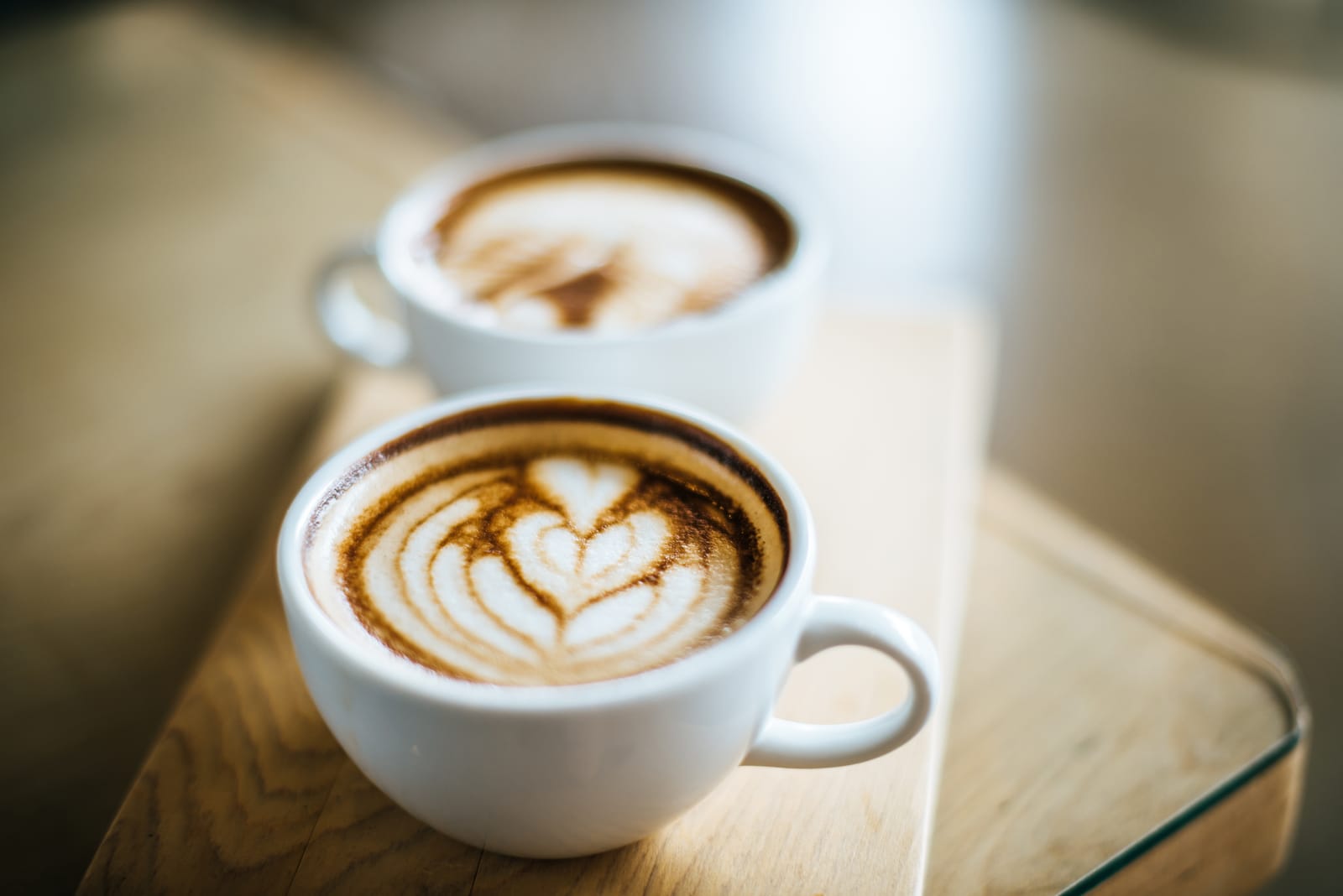 Xícaras de café servidas no balcão da Coffe Peace